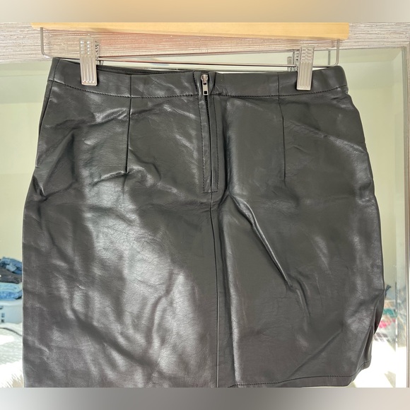 BNWT Leather mini skirt - Picture 4 of 5
